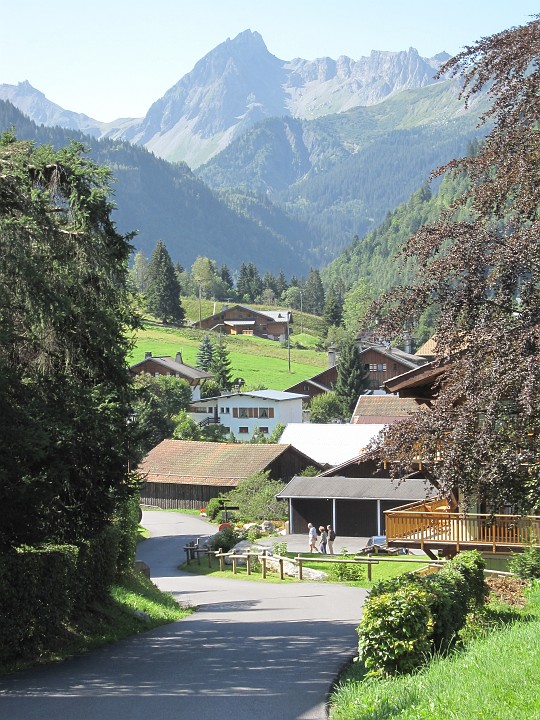 IMG_1645.jpg - Descending into Les Contamines