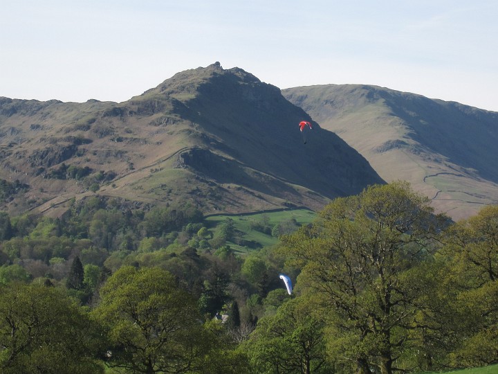 IMG_3265.JPG - Helm Crag and two hang gliders
