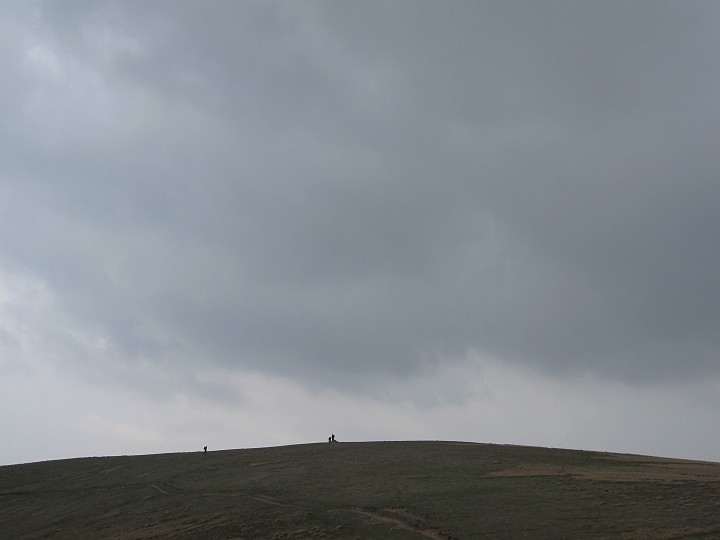 IMG_3433.JPG - Walkers silhoutted against the rather grey sky close to Stybarrow Dodd