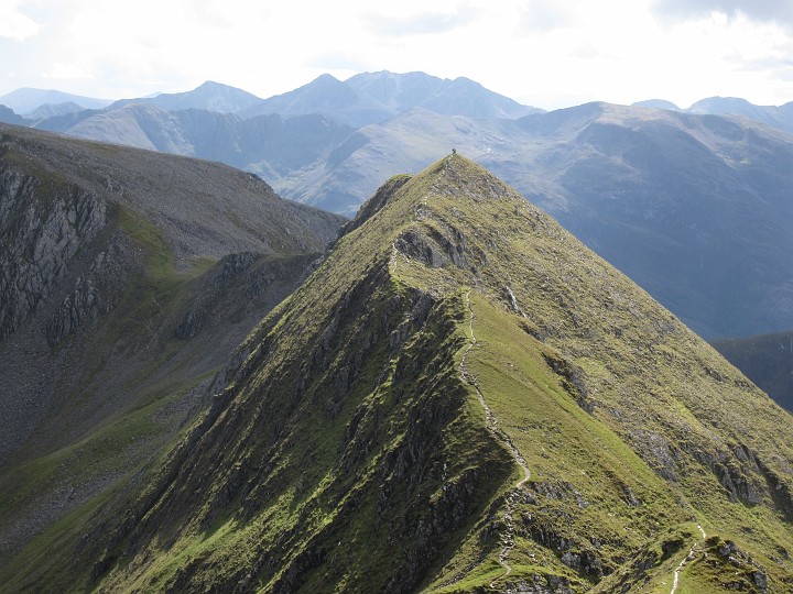 20110825-134026.JPG - Looking back to a couple of walkers on Stob Choire a Mhail