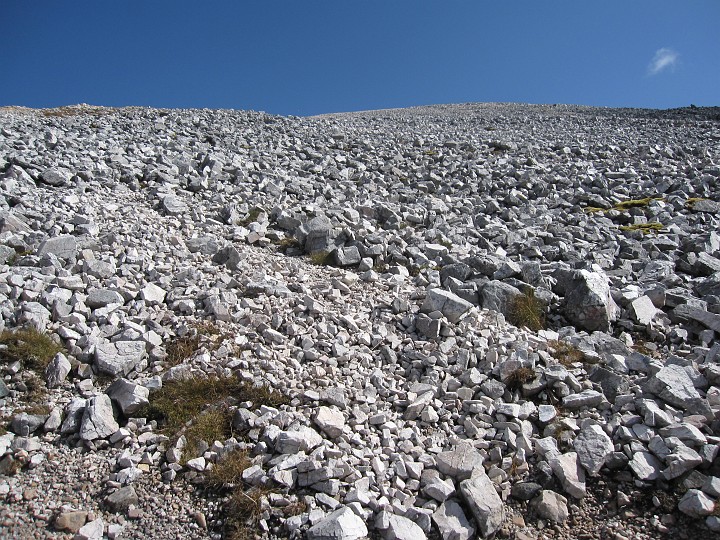 20110825-141201.JPG - The quartzite on the NW ridge of  Sgorr a'Mhaim
